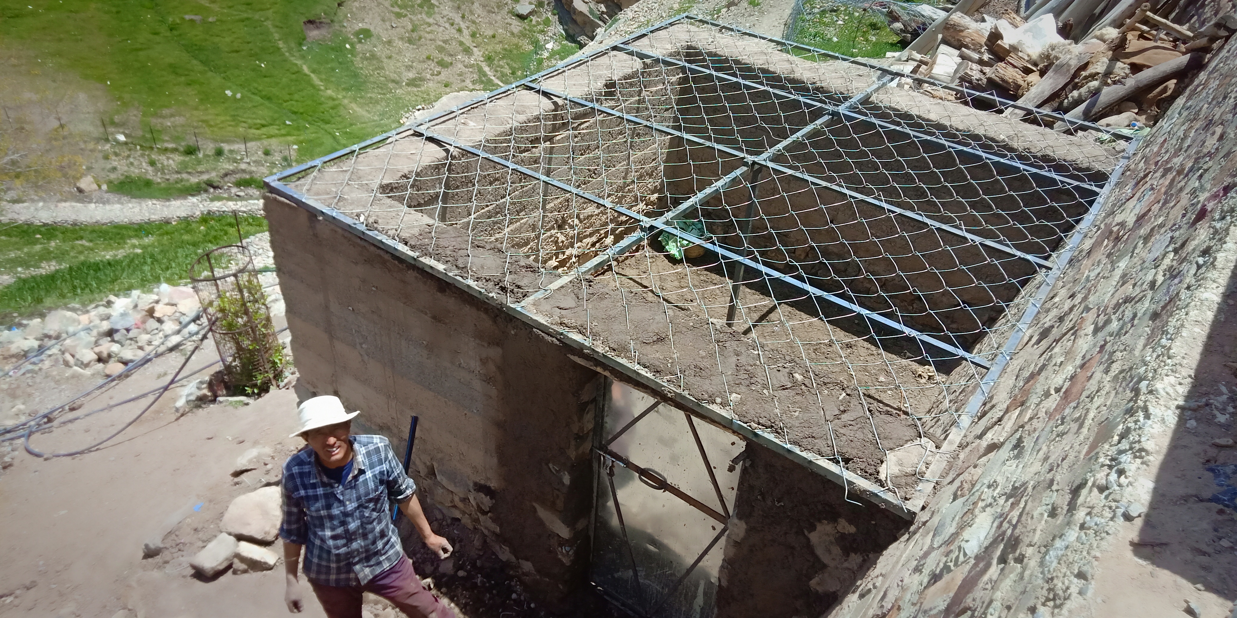 Reinforcing the roofs of the corral to make them predator-proof | Photo: Nature Conservation Foundation